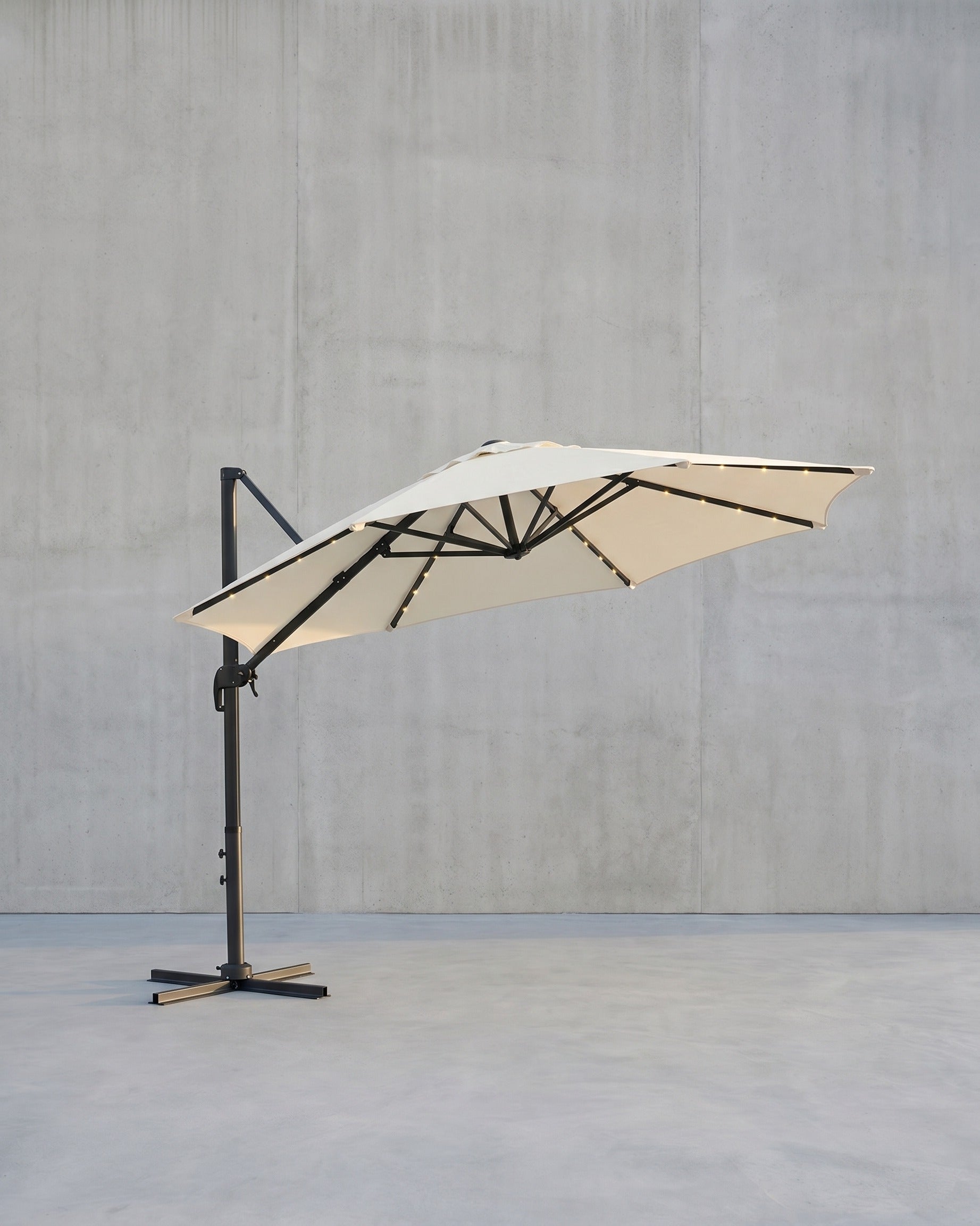 Zweefparasol 300 cm Met LED Solarverlichting – 360° Draaibaar – Traploos Kantelbaar – UPF 50+ – Met Zwengel En Kruisvoet