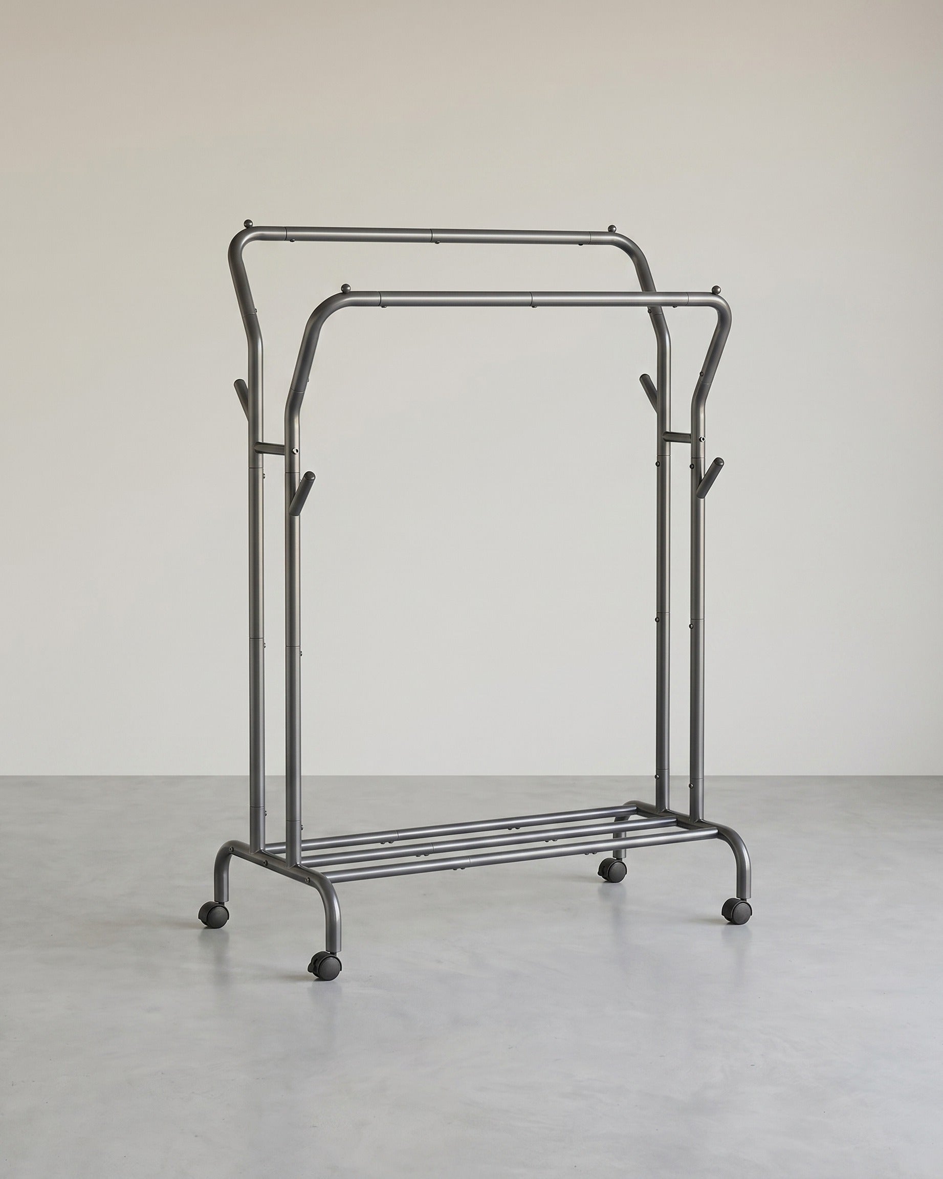 Kledingrek op Wielen – Dubbele Stang met Haken en Opbergrek – Mobiele Kledingstandaard tot 100 kg – Verstelbaar en Stabiel