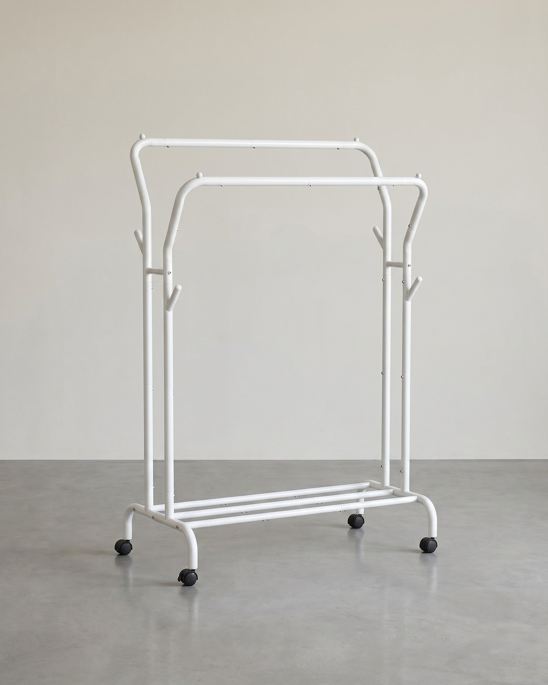 Kledingrek op Wielen – Dubbele Stang met Haken en Opbergrek – Mobiele Kledingstandaard tot 100 kg – Verstelbaar en Stabiel