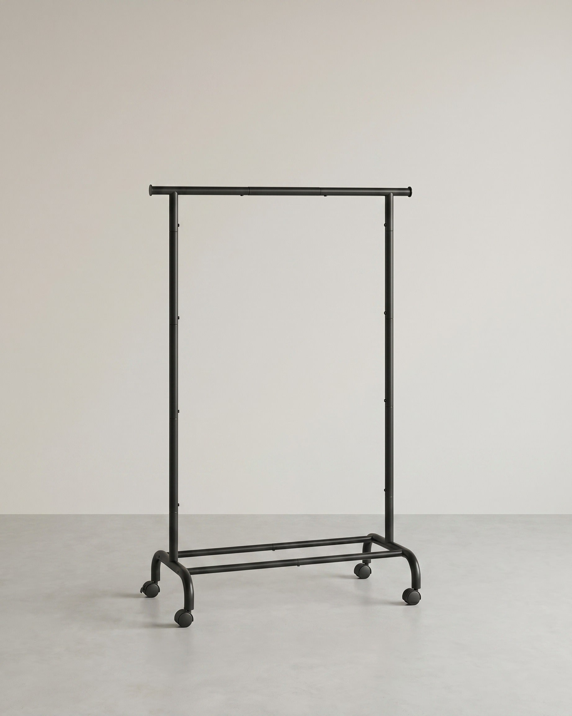 Uitschuifbaar Kledingrek op Wielen – Kledingstandaard 83-120 cm – Met Schoenenplank – 45 kg Draagvermogen