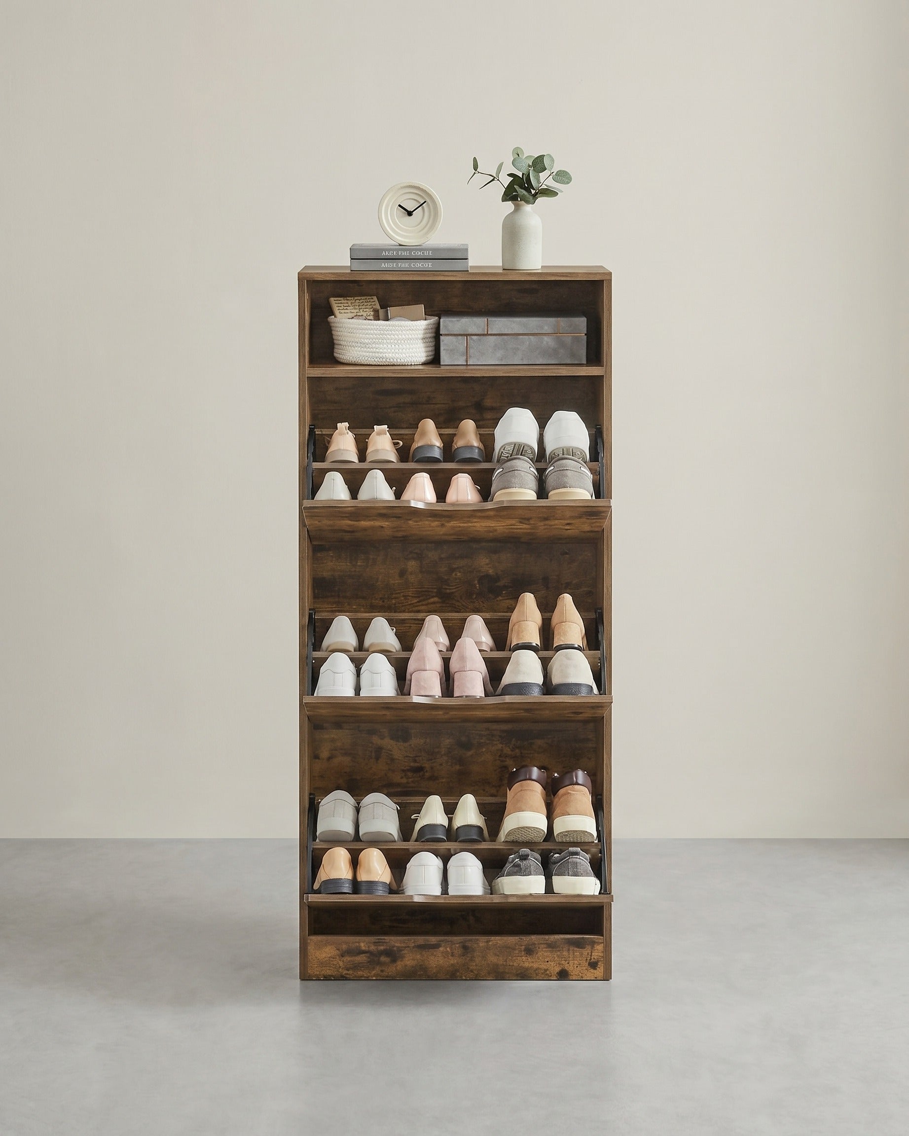 Hoge en veelzijdige schoenenkast met stijlvol design