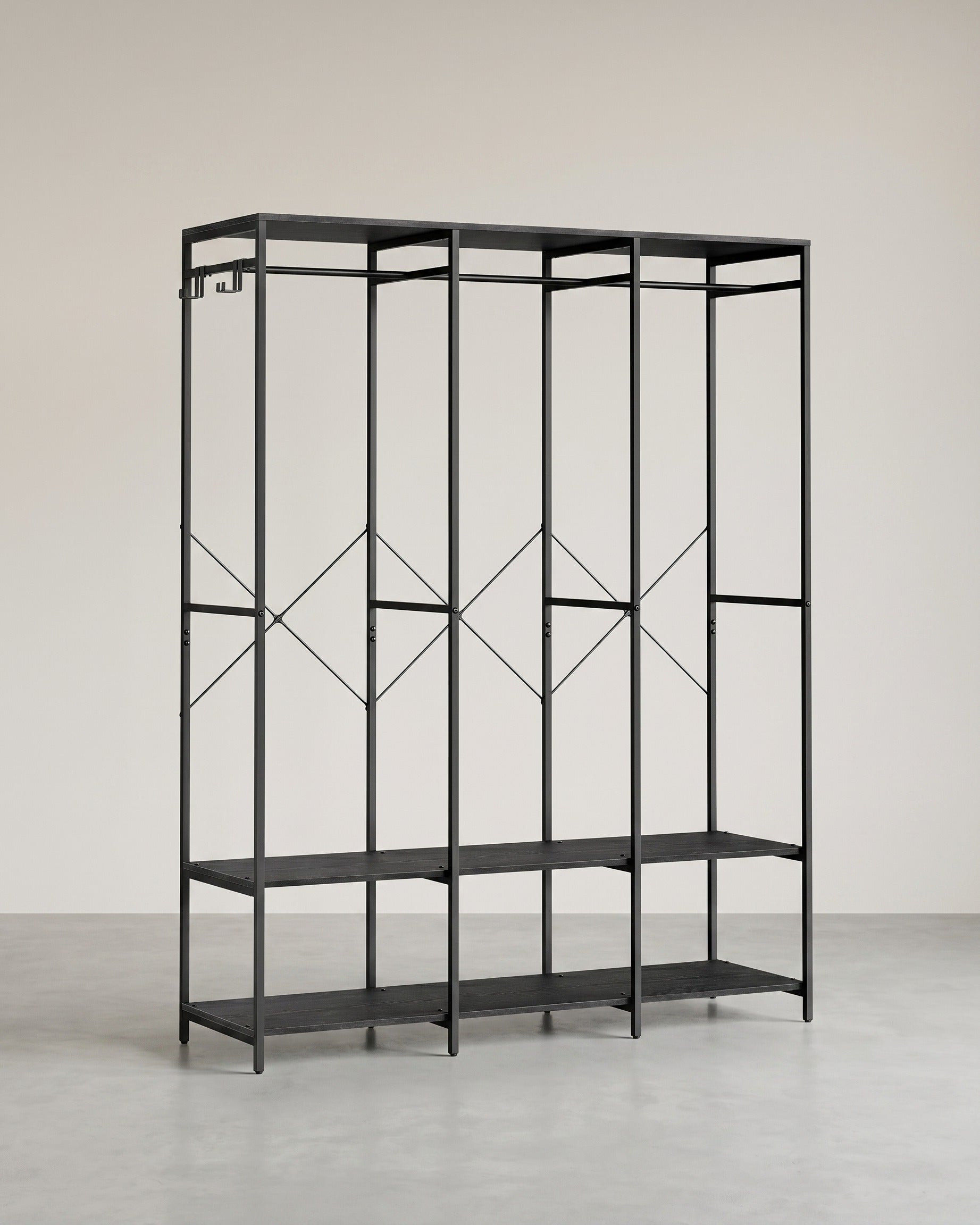 Open kledingkast met metalen frame en houten legplanken