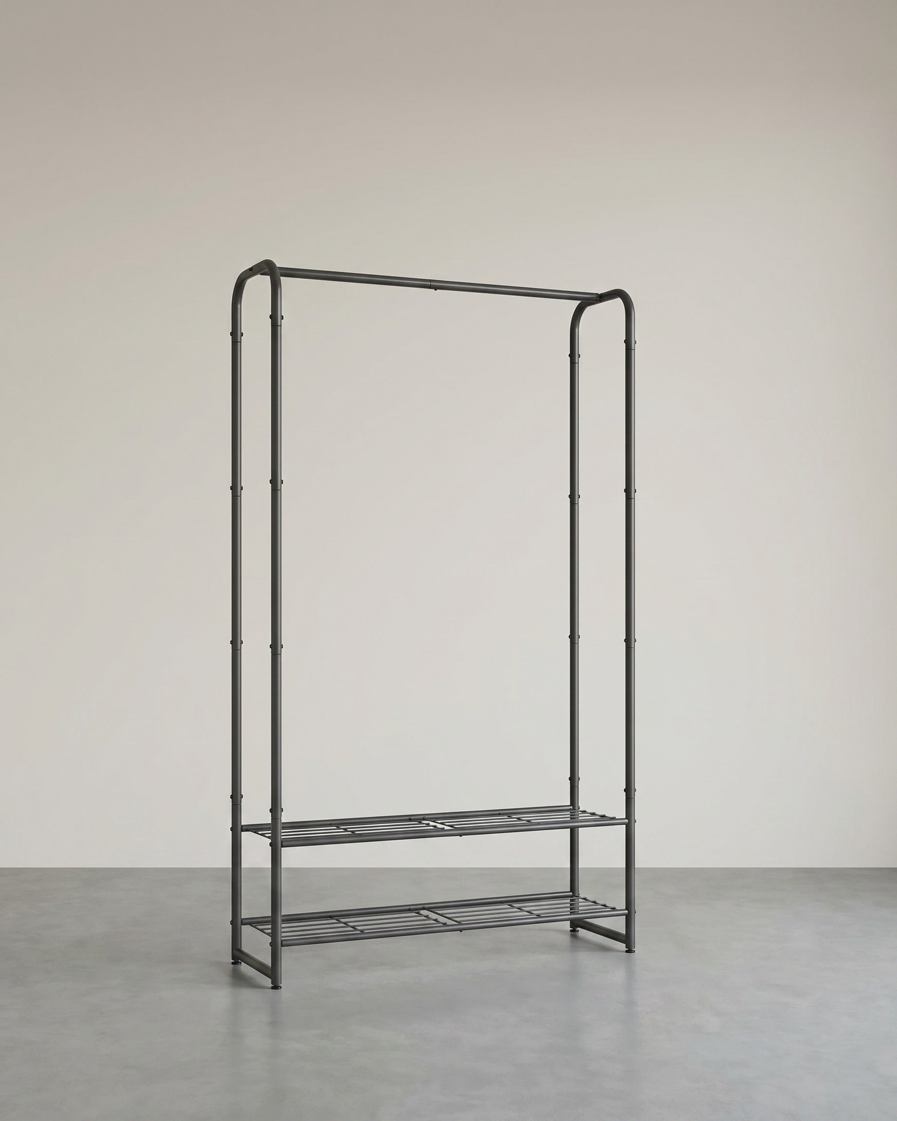 Kledingrek Zwart Metaal – Open Garderoberek – Met Legplanken en Verstelbare Voeten – 73 cm Breed – Tot 48 kg Draagvermogen