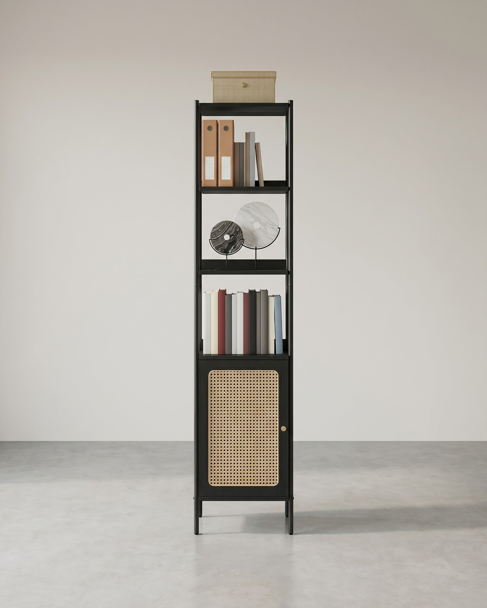 BOHO Boekenkast met Rotan Deur – Smal Staand Open Kastmeubel – 174 cm Hoog – Zwart Metaal en Hout – Tot 60 kg Draagvermogen