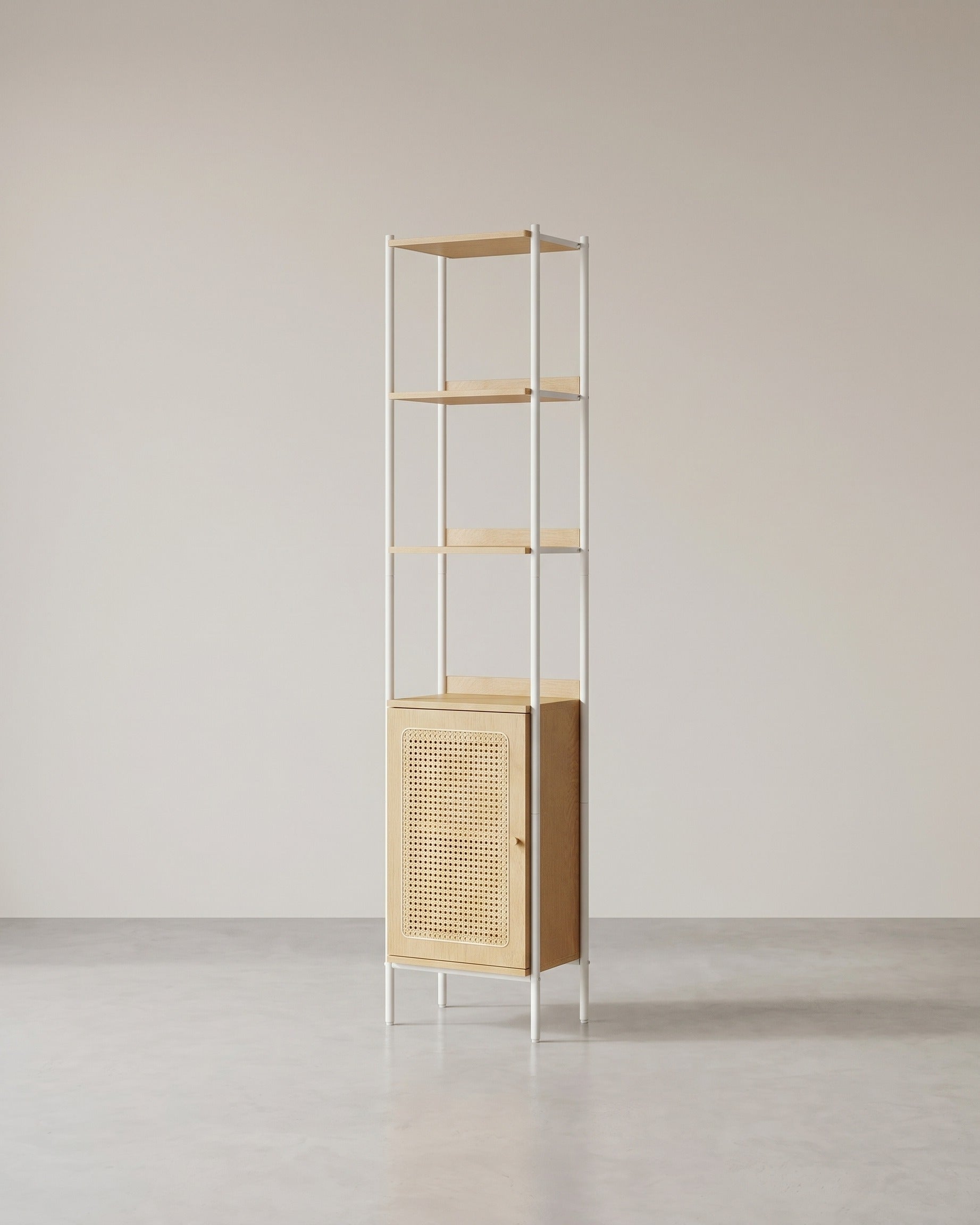 BOHO Boekenkast met Rotan Deur – Smal Staand Open Kastmeubel – 174 cm Hoog – Zwart Metaal en Hout – Tot 60 kg Draagvermogen