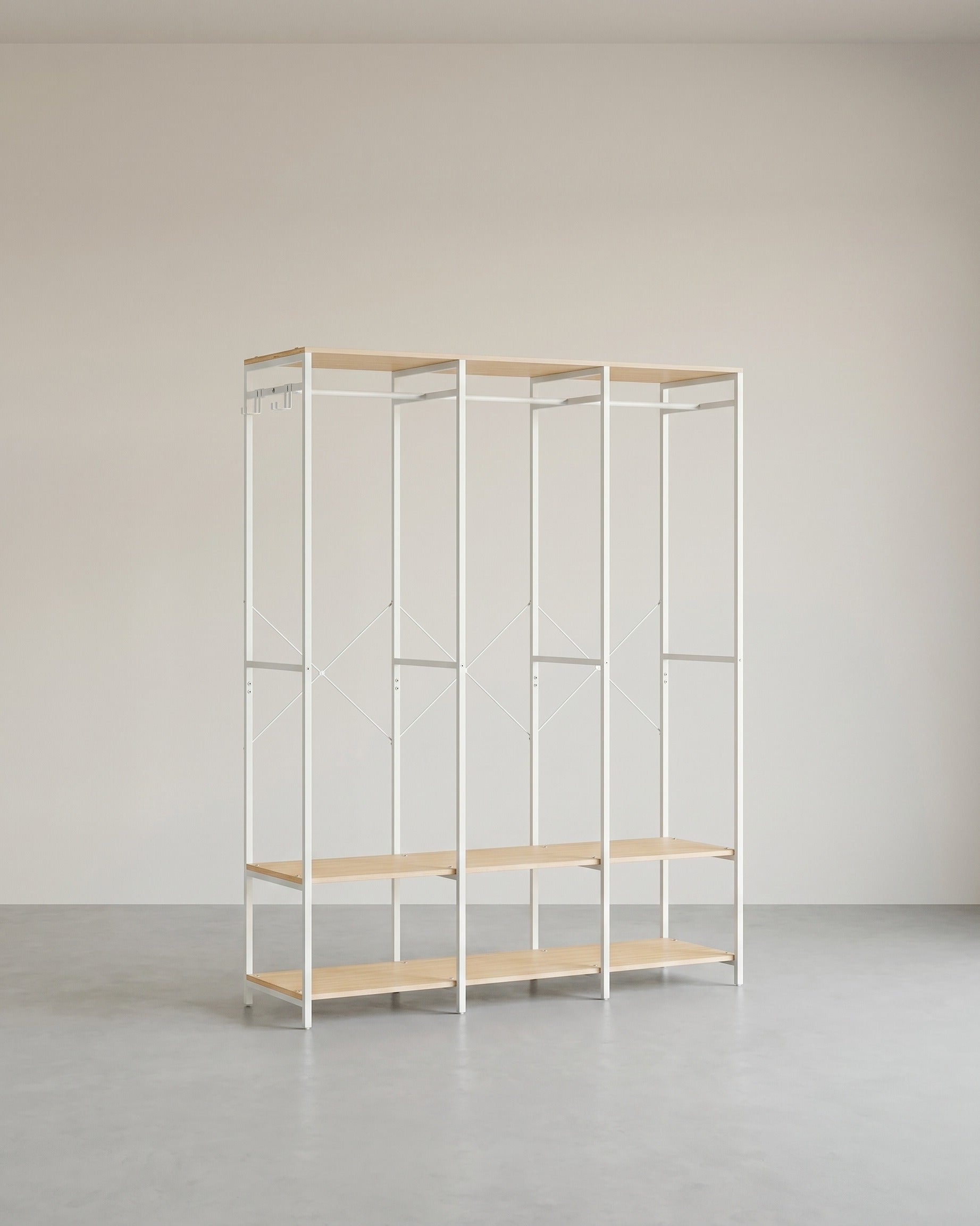 Open kledingkast met metalen frame en houten legplanken